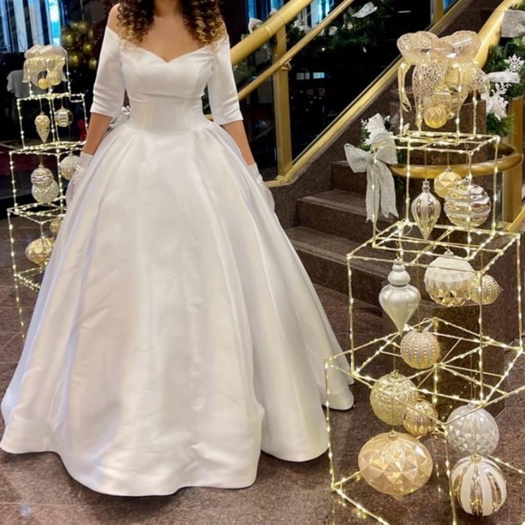Size: 10 (got it fitted to a 4/6) Color:White Brand:Casa Blanca Bridal